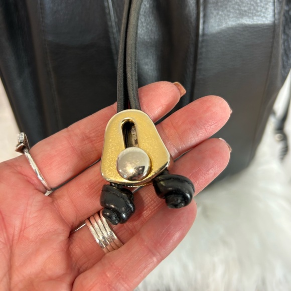 Chic Black Leather Bucket Bag with Gold Accents❤️ - Picture 12 of 13